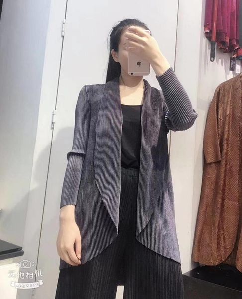 selling ladies pleated small covered open stitch three quarter coat big turn-down collar coat pleated in stock, Black;brown
selling ladies pleated small covered open stitch three quarter coat big turn-down collar coat pleated in stock, Black;brown