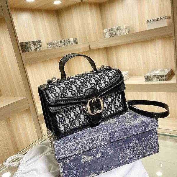 2022 factory wholesale new model lock small square autumn versatile same single shoulder bag
2022 factory wholesale new model lock small square autumn versatile same single shoulder bag