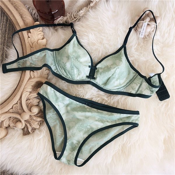 chinese style retro floral embroidery cotton lace cup wire underwear sets intimates women bra and panty set green y200708, Red;black
chinese style retro floral embroidery cotton lace cup wire underwear sets intimates women bra and panty set green y200708, Red;black