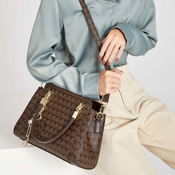 luxurys designers hong kong 2021 new autumn and winter fashion leather handbag luxury messenger women's bag
luxurys designers hong kong 2021 new autumn and winter fashion leather handbag luxury messenger women's bag