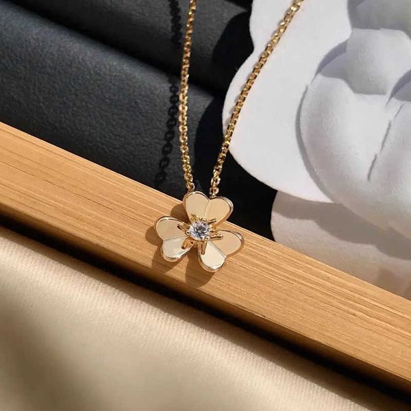 four-leaf clover s925 sterling silver three-leaf lucky full diamond petal necklace female fashion joker clavicle chain to send gifts to 
four-leaf clover s925 sterling silver three-leaf lucky full diamond petal necklace female fashion joker clavicle chain to send gifts to