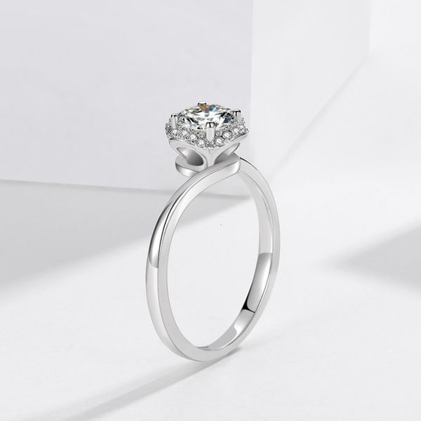 Luxurys Designers FashionJz443 new twist petal micro inlay 80 simulation women's ring four claw imitation mosang flower hand decoration, Silver
Luxurys Designers FashionJz443 new twist petal micro inlay 80 simulation women's ring four claw imitation mosang flower hand decoration, Silver