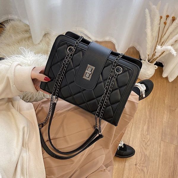 diamond shape trellises shoulder fashion all-match square purse banquet metal design chain courier bag
diamond shape trellises shoulder fashion all-match square purse banquet metal design chain courier bag