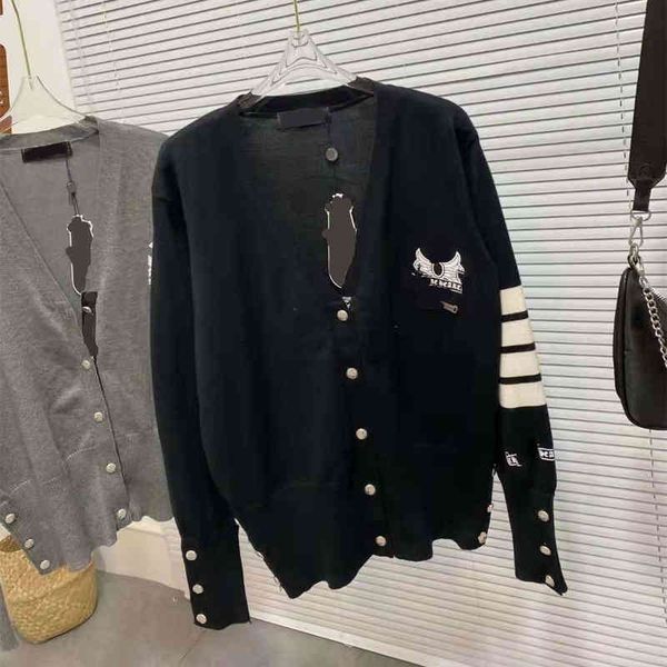 2022 factory wholesale new autumn fashion single breasted v-neck casual loose knit men's and women's same coat, White;black
2022 factory wholesale new autumn fashion single breasted v-neck casual loose knit men's and women's same coat, White;black