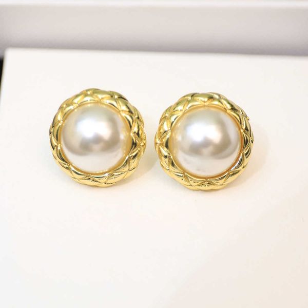 2022 new elegant temperament sweet pearl earrings women's party ball golden circular gorgeous popular jewelry brand internet
2022 new elegant temperament sweet pearl earrings women's party ball golden circular gorgeous popular jewelry brand internet