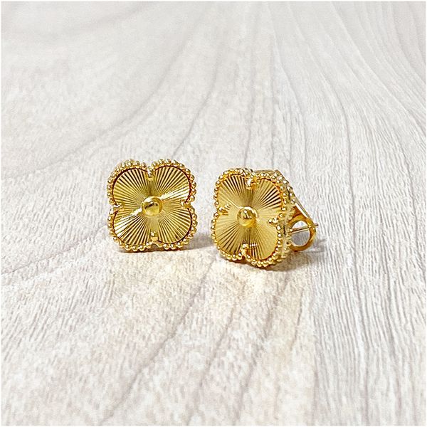 2020 new fashion four leaf clover stud earrings gold titanium stainless steel stud earrings for women jewelry with box with stamp, Golden;silver 
2020 new fashion four leaf clover stud earrings gold titanium stainless steel stud earrings for women jewelry with box with stamp, Golden;silver