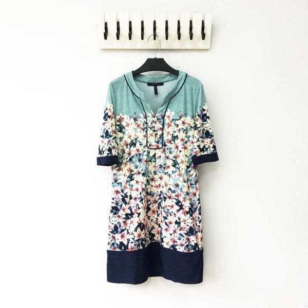 2019 new spring / summer v-neck national style printed elastic chemical fiber mid skirt dress, Black;gray
2019 new spring / summer v-neck national style printed elastic chemical fiber mid skirt dress, Black;gray