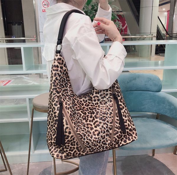 2020 new leopard strass fashion ladies shoulder bag trend personality lady bags with pockets
2020 new leopard strass fashion ladies shoulder bag trend personality lady bags with pockets