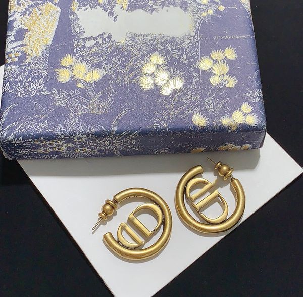 2022 c women classic stud earring fashion gold eardrop vintage hollow letter earrings personality party jewelry with box package, Golden;silver
2022 c women classic stud earring fashion gold eardrop vintage hollow letter earrings personality party jewelry with box package, Golden;silver