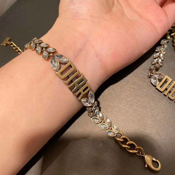 2020 design wheat ear metal heavy industry letter girl new short necklace luxury gift fashion, Golden;silver
2020 design wheat ear metal heavy industry letter girl new short necklace luxury gift fashion, Golden;silver
