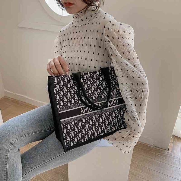 2022 factory wholesale new model printed canvas summer large capacity one shoulder portable bag
2022 factory wholesale new model printed canvas summer large capacity one shoulder portable bag