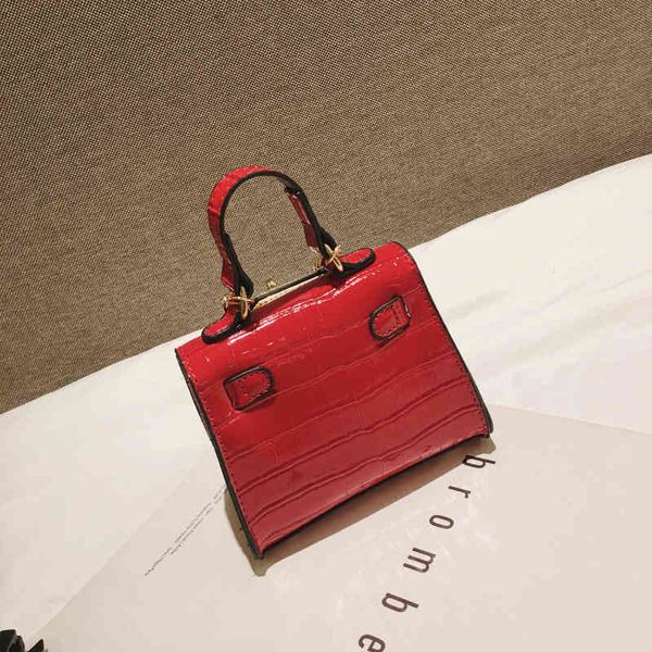 2022 latest handbag factory store children's cute bag girl's baby single shoulder bag princess zero purse 5smo, Black;red
2022 latest handbag factory store children's cute bag girl's baby single shoulder bag princess zero purse 5smo, Black;red