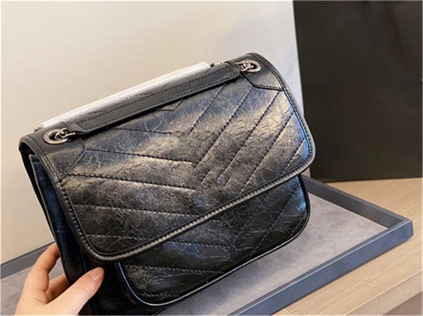 2021 luxury designer bags high-quality large-capacity printed leather ladies handbag size: medium 28cm small 24cm a fashionable and high-end
2021 luxury designer bags high-quality large-capacity printed leather ladies handbag size: medium 28cm small 24cm a fashionable and high-end