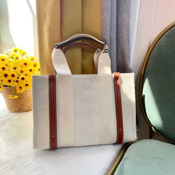 2022 spring and autumn new fashion simple large-capacity handbag for ladies vintage striped tote female business briefcase
2022 spring and autumn new fashion simple large-capacity handbag for ladies vintage striped tote female business briefcase