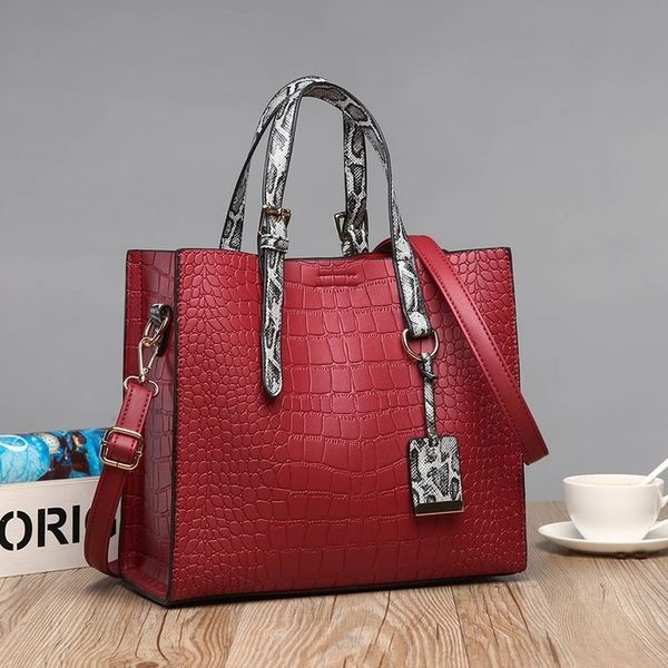 ylok style luxury women evening bag leather material shoulder designer messenger bag versatile diagonal handbag natural bag design
ylok style luxury women evening bag leather material shoulder designer messenger bag versatile diagonal handbag natural bag design