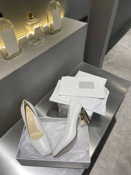 2022ss rhode pump sandals crafted in calfskin it features a square toe and an 8 cm gold-finish architectural heel size 35-40, Black
2022ss rhode pump sandals crafted in calfskin it features a square toe and an 8 cm gold-finish architectural heel size 35-40, Black