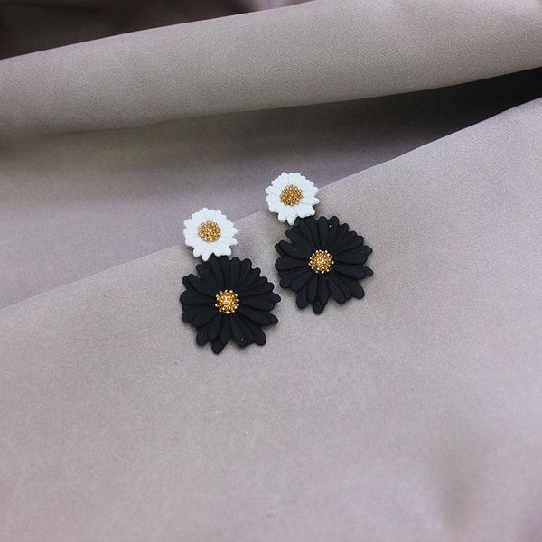 shiny side pearl stud earrings for women simple style flower earrings, Golden;silver
shiny side pearl stud earrings for women simple style flower earrings, Golden;silver