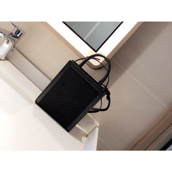 2021 new leather handbag female designer handbag lady handbag cowhide shoulder bag factory sale delivery
2021 new leather handbag female designer handbag lady handbag cowhide shoulder bag factory sale delivery