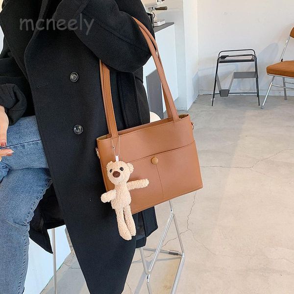 large capacity women's autumn new fashion portable shoulder bag bear decoration tote
large capacity women's autumn new fashion portable shoulder bag bear decoration tote
