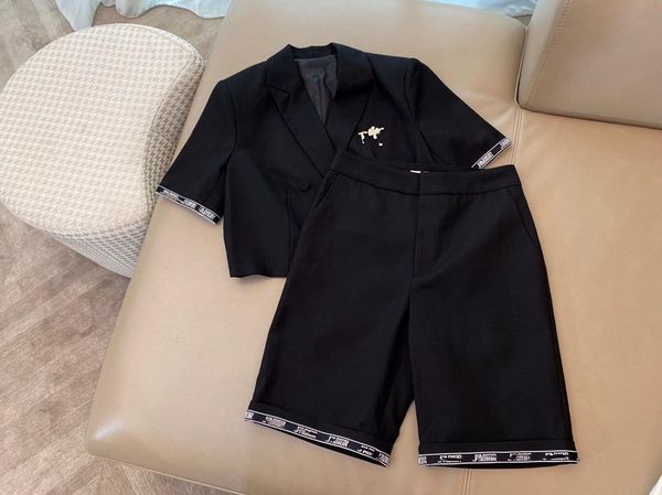 women's two piece pants 2021 suits, casual shorts, short , loose ins, must-fire models, , letter logo brooch, lapel, White
women's two piece pants 2021 suits, casual shorts, short , loose ins, must-fire models, , letter logo brooch, lapel, White