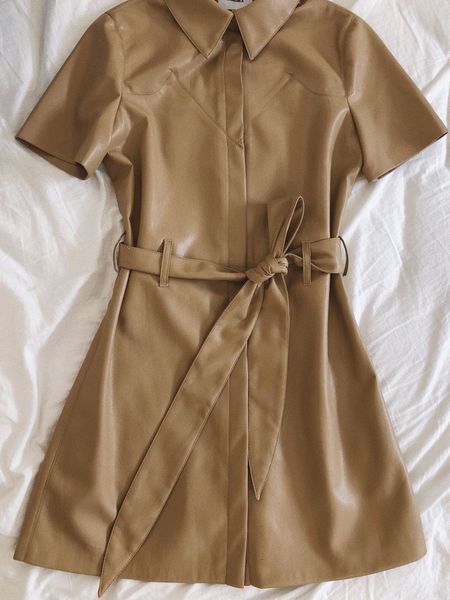2021 new nova moda de couro mini vestido senhoras turn down collar simples feminino vestidos curtos com faixas vknh, Black;gray
2021 new nova moda de couro mini vestido senhoras turn down collar simples feminino vestidos curtos com faixas vknh, Black;gray
