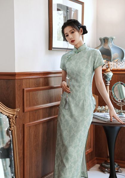 luxury cheongsam double-layer jacquard eight button long improved daily leisure elegant chiffon cheongsam, Blue;red
luxury cheongsam double-layer jacquard eight button long improved daily leisure elegant chiffon cheongsam, Blue;red