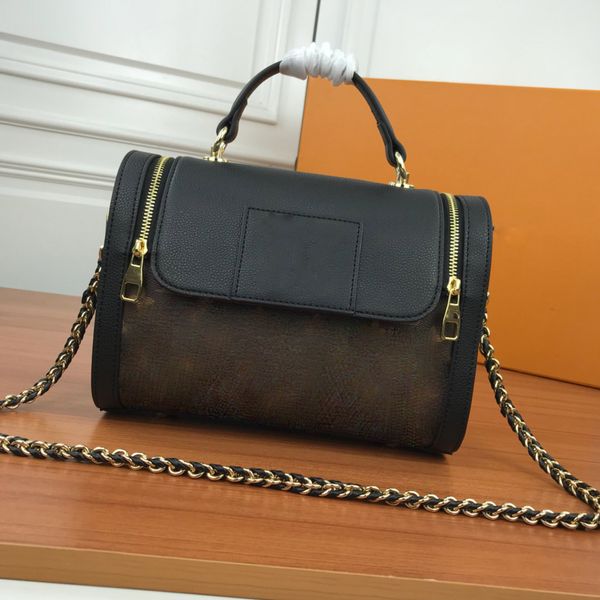 2021 designer women messenger travel bag classic style fashion bags shoulder leatherbags lady totes handbags 30 cm with key lock
2021 designer women messenger travel bag classic style fashion bags shoulder leatherbags lady totes handbags 30 cm with key lock