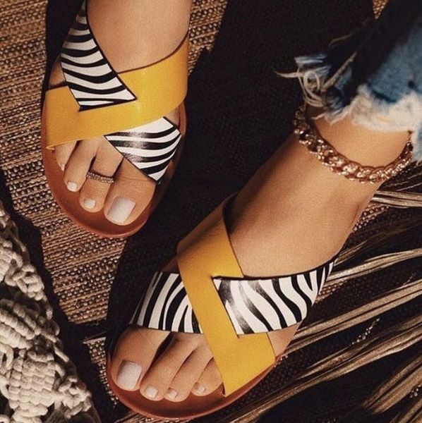 spring/summer 2021 new women flat stitching non-slip outdoor beach slippers fashion versatile home durable leather sandals ms, Black
spring/summer 2021 new women flat stitching non-slip outdoor beach slippers fashion versatile home durable leather sandals ms, Black