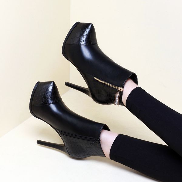 ultra-high short in autumn and winter 2021 thin heel waterproof platform splicing women's boots model 666-8, Black
ultra-high short in autumn and winter 2021 thin heel waterproof platform splicing women's boots model 666-8, Black