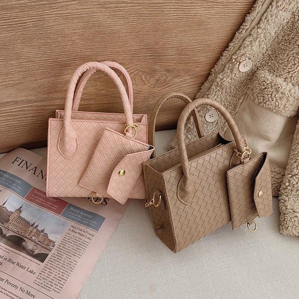 shoulder bags woven pu leather handbag women chain crossbody bag designer messenger handle mini purses
shoulder bags woven pu leather handbag women chain crossbody bag designer messenger handle mini purses