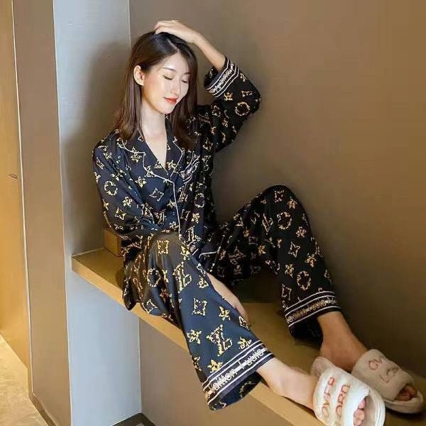 silk loose like pajamas women's spring and autumn long sleeve cardigan two home suit, Black;red
silk loose like pajamas women's spring and autumn long sleeve cardigan two home suit, Black;red
