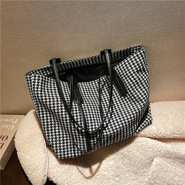 hbp new large-capacity handbags 2021 designer new trendy fashion shopping bag simple lattice portable tote bags wholesale
hbp new large-capacity handbags 2021 designer new trendy fashion shopping bag simple lattice portable tote bags wholesale