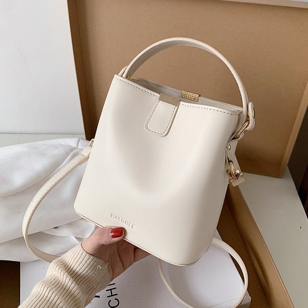 design high-end western style handbags 2021 new fashion all-match handbag selling messenger bag bucket bag width 17cm
design high-end western style handbags 2021 new fashion all-match handbag selling messenger bag bucket bag width 17cm