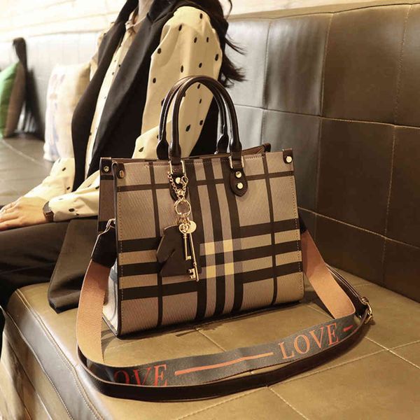 hong kong leather women's bag 2021 new trend versatile atmosphere check official document tote bag hand bill of lading shoulder bag
hong kong leather women's bag 2021 new trend versatile atmosphere check official document tote bag hand bill of lading shoulder bag