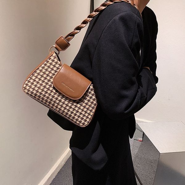 this year's popular plaid women's 2021 new fashion single shoulder high sense woolen armpit bag
this year's popular plaid women's 2021 new fashion single shoulder high sense woolen armpit bag