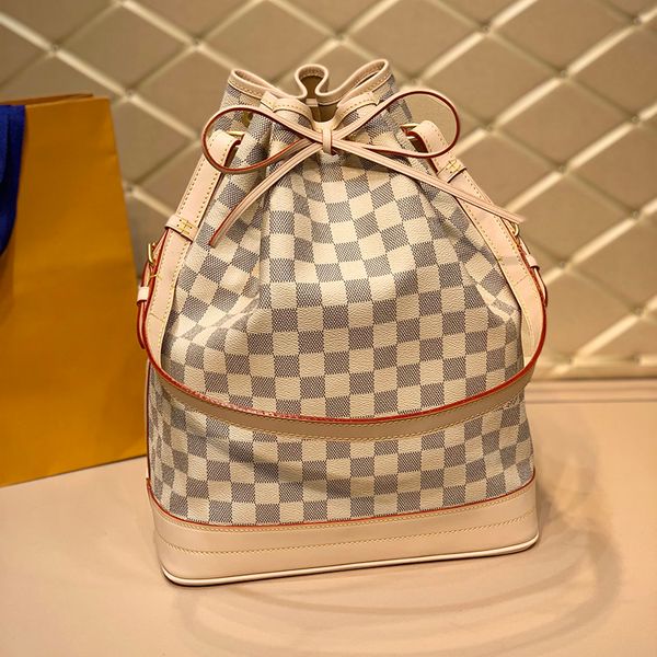 new series bucket bag 134890 the bag can hold five bottles of sparkling wine solid and stylish genuine leather fashion atmosphere bags
new series bucket bag 134890 the bag can hold five bottles of sparkling wine solid and stylish genuine leather fashion atmosphere bags