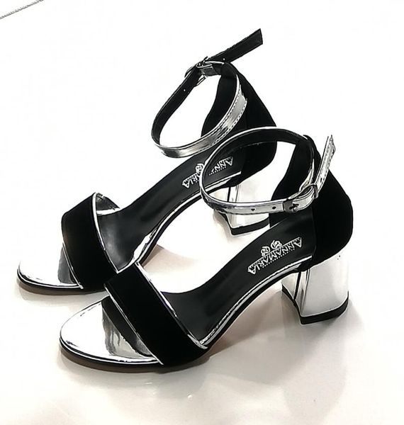 black woman.one band.thick heel. sandals. new season. wedding. office. party special day. suitable for every dress
black woman.one band.thick heel. sandals. new season. wedding. office. party special day. suitable for every dress