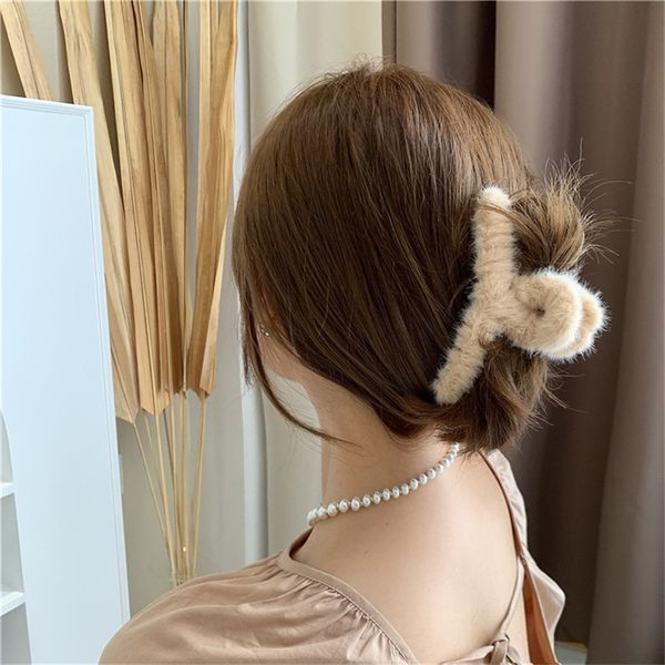 2020 japan south korea autumn and winter new imitation rabbit plush large grip back disc net red hair clip, Slivery;white
2020 japan south korea autumn and winter new imitation rabbit plush large grip back disc net red hair clip, Slivery;white