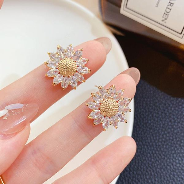 stud korean fashion sparkly crystal daisy flower earrings for women girl gold color metal sunflower small party jewelry, Golden;silver
stud korean fashion sparkly crystal daisy flower earrings for women girl gold color metal sunflower small party jewelry, Golden;silver
