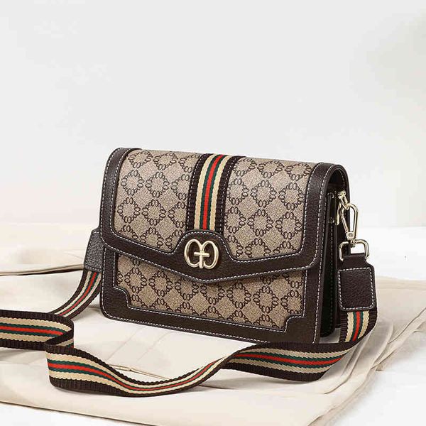 small bag 2021 fashion single shoulder messenger women's printed broadband foreign style square, Black;red
small bag 2021 fashion single shoulder messenger women's printed broadband foreign style square, Black;red