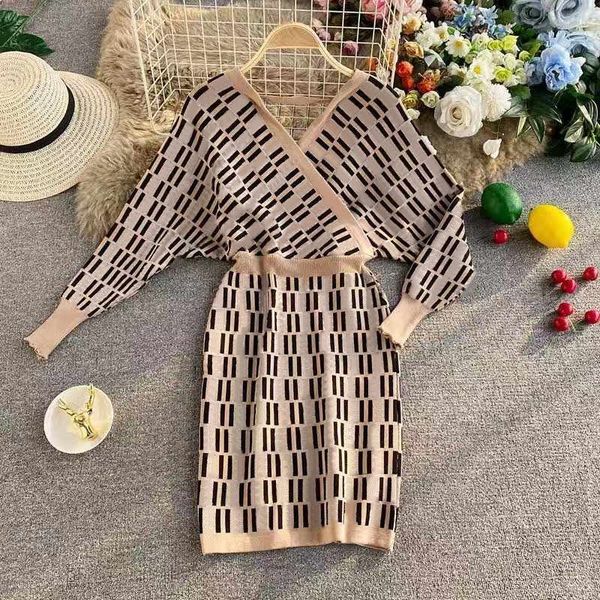 women's sweater designer dresses luxury casual coat v-neck long sleeve printed dress women's fashion embroidery letter high-qualit, Black;gray
women's sweater designer dresses luxury casual coat v-neck long sleeve printed dress women's fashion embroidery letter high-qualit, Black;gray