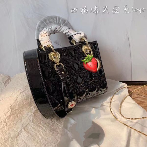 2021 new four compartment princess patent leather hand women's chain bag bright pink shoulder strap one shoulder messenger crossbody ba
2021 new four compartment princess patent leather hand women's chain bag bright pink shoulder strap one shoulder messenger crossbody ba