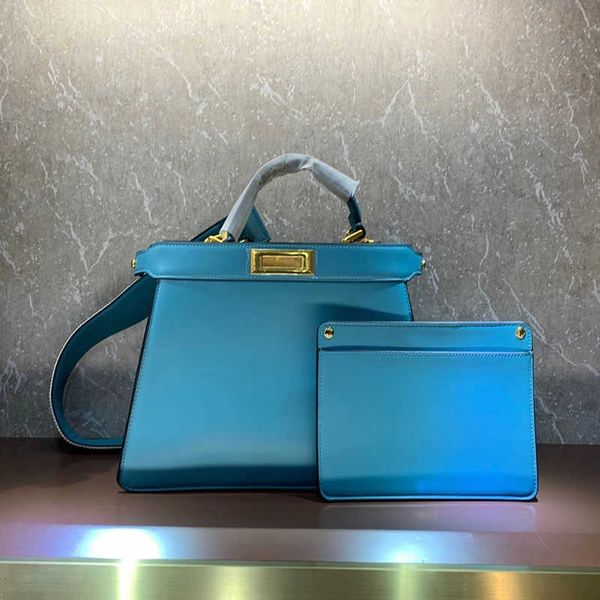 high-grade genuine leather classic fashion handbag tote bag lock removable interior pocket gold hardware embroidery letter shoulder strap
high-grade genuine leather classic fashion handbag tote bag lock removable interior pocket gold hardware embroidery letter shoulder strap