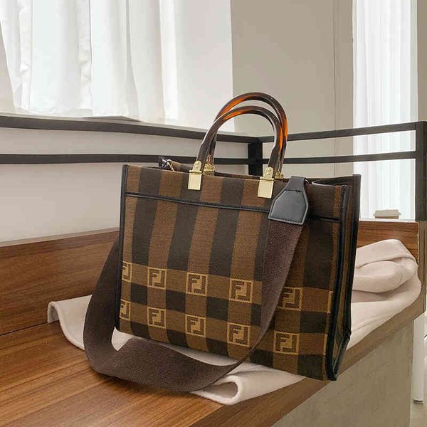 2022 factory wholesale new hand fashion canvas women's one shoulder stripe printed tote bag large capacity shopping diagonal bag
2022 factory wholesale new hand fashion canvas women's one shoulder stripe printed tote bag large capacity shopping diagonal bag