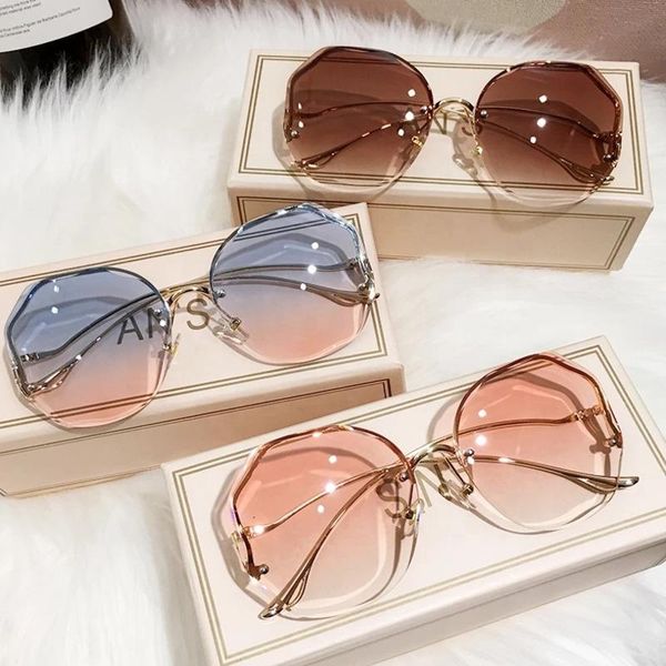 sunglasses 2021 women rimless uv400 brand designer gradient sun glasses female, White;black
sunglasses 2021 women rimless uv400 brand designer gradient sun glasses female, White;black