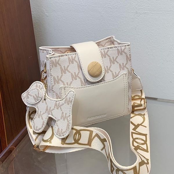 shoulder bags niche design women's bag all-match 2021 fashion wide strap messenger bucket width: 17cm
shoulder bags niche design women's bag all-match 2021 fashion wide strap messenger bucket width: 17cm