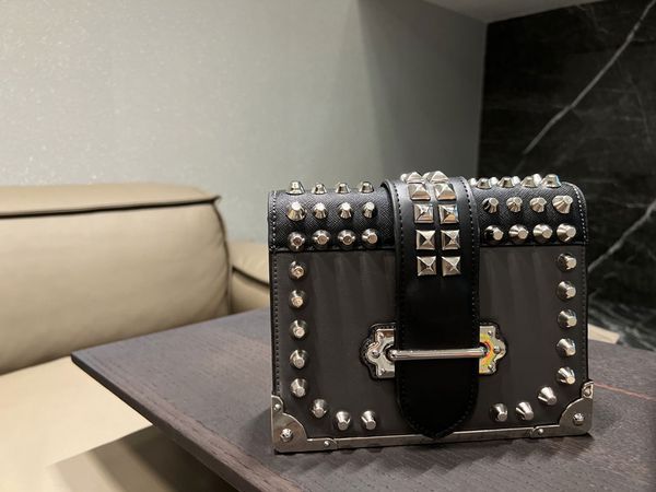 2022 new trend luxury crossbody bag shoulder bags designer wallet cross body handbags high-end fashion brand rivet decoration silver chain
2022 new trend luxury crossbody bag shoulder bags designer wallet cross body handbags high-end fashion brand rivet decoration silver chain