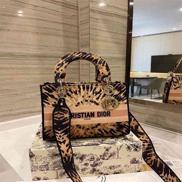 women's bag 2021 letter embroidery one shoulder slant bag fashion princess classic luxuryss designerss yw
women's bag 2021 letter embroidery one shoulder slant bag fashion princess classic luxuryss designerss yw