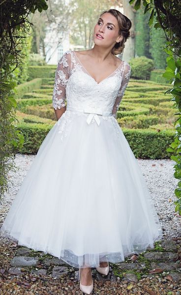 half sleeves a line tulle wedding dresses tea length short bridal gowns v neck lace applique buttons back robe de marrige, White
half sleeves a line tulle wedding dresses tea length short bridal gowns v neck lace applique buttons back robe de marrige, White