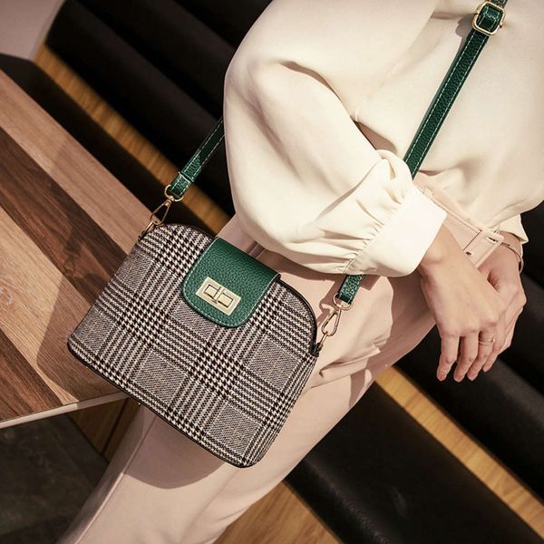 2021 korean checkered single shoulder messenger fashion trend leisure young girl shell cloth bag
2021 korean checkered single shoulder messenger fashion trend leisure young girl shell cloth bag
